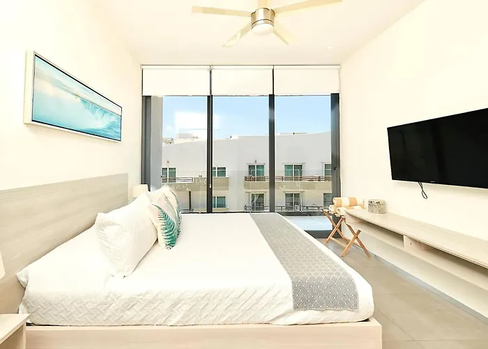 Apartment 2br W Pools, Gym & Balcony, Steps To