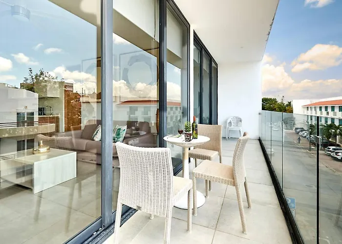 2br W Pools, Gym & Balcony, Steps To *