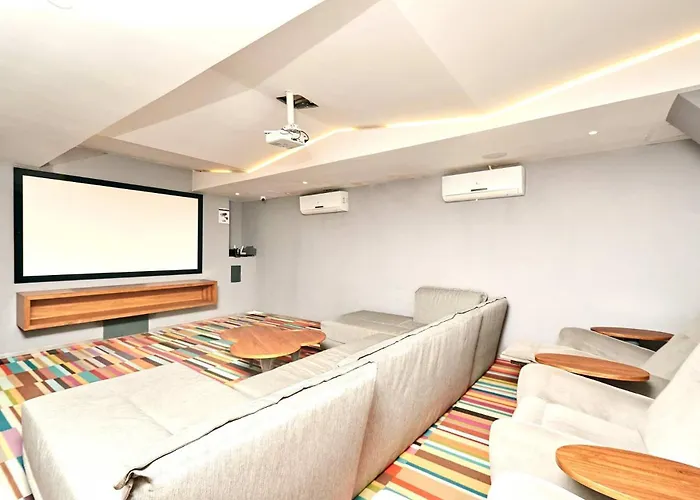 Apartment 2br W Pools, Gym & Balcony, Steps To