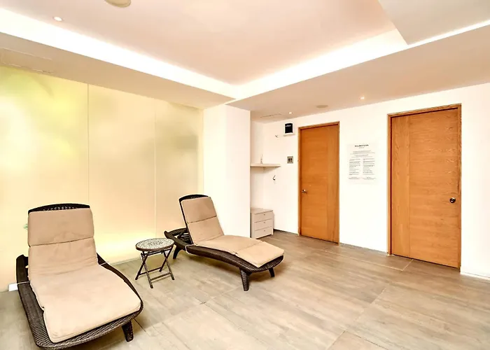 2br W Pools, Gym & Balcony, Steps To * Playa del Carmen